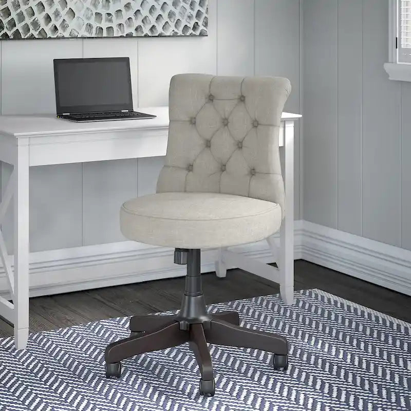 Chaise de bureau capitonnée à dossier moyen Key West de Bush Furniture