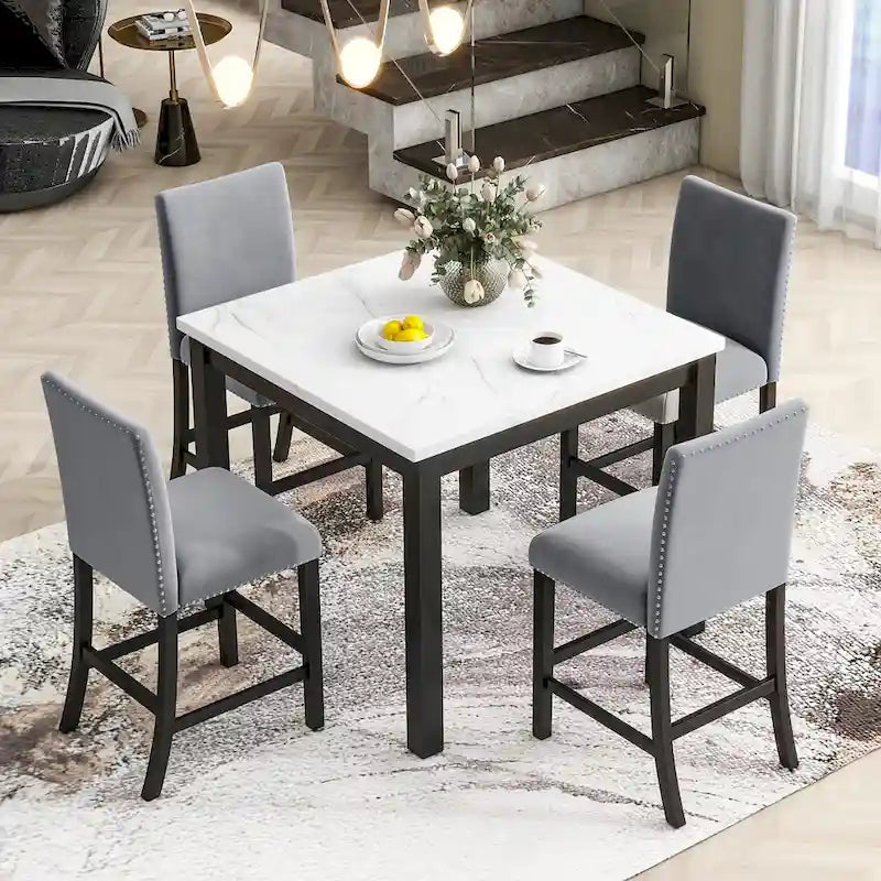 Ensemble de salle à manger de 5 pièces à hauteur de comptoir avec une table à manger en similicuir marbre et quatre chaises rembourrées en velours, gris