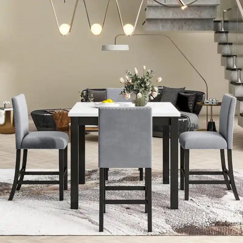 Ensemble de salle à manger de 5 pièces à hauteur de comptoir avec une table à manger en similicuir marbre et quatre chaises rembourrées en velours, gris