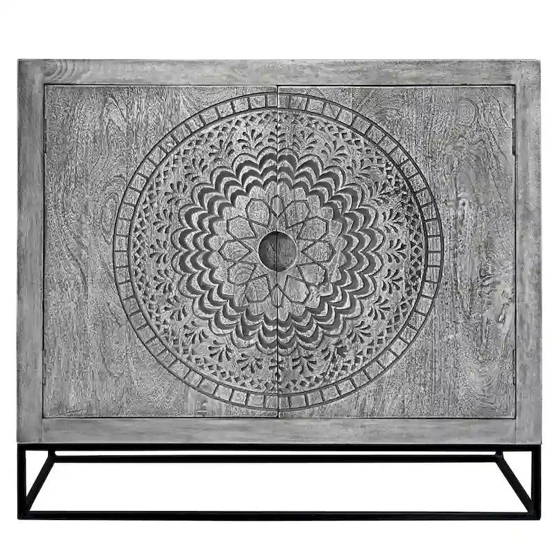 Zera, armoire d'appoint artisanale de 99 cm avec 2 portes, motifs médaillon gravés, bois de manguier gris sablé, support en fer noir