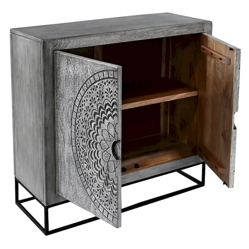 Zera, armoire d'appoint artisanale de 99 cm avec 2 portes, motifs médaillon gravés, bois de manguier gris sablé, support en fer noir