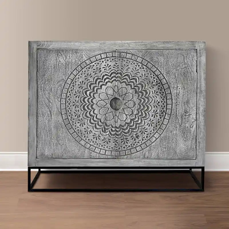 Zera, armoire d'appoint artisanale de 99 cm avec 2 portes, motifs médaillon gravés, bois de manguier gris sablé, support en fer noir