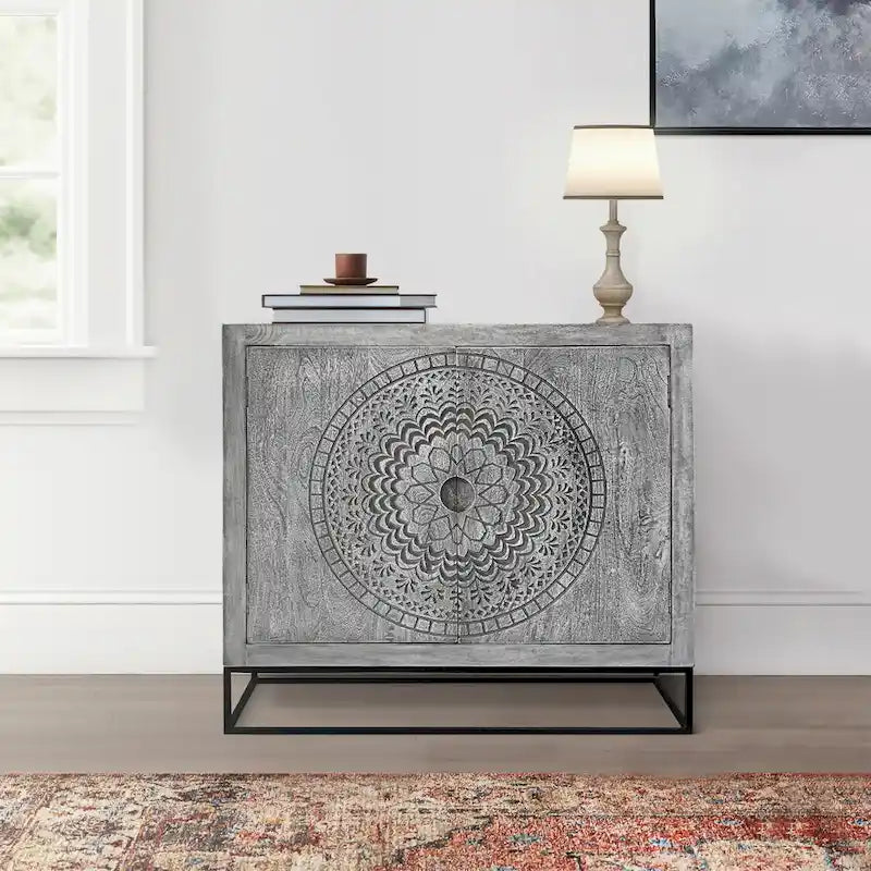 Zera, armoire d'appoint artisanale de 99 cm avec 2 portes, motifs médaillon gravés, bois de manguier gris sablé, support en fer noir