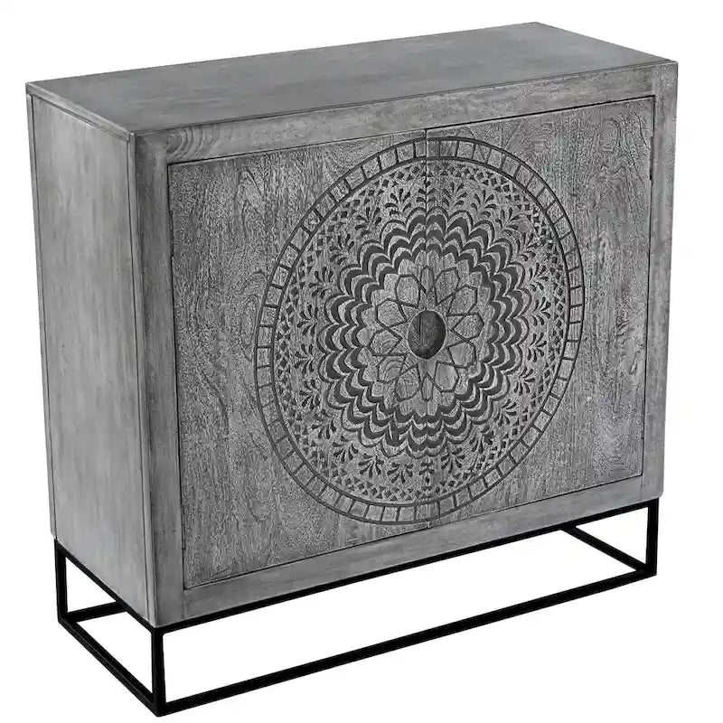 Zera, armoire d'appoint artisanale de 99 cm avec 2 portes, motifs médaillon gravés, bois de manguier gris sablé, support en fer noir