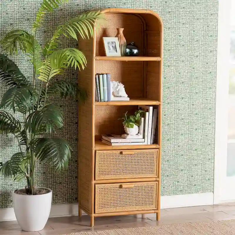 Bibliothèque Curacao moderne bohème en rotin couleur miel clair à 2 tiroirs