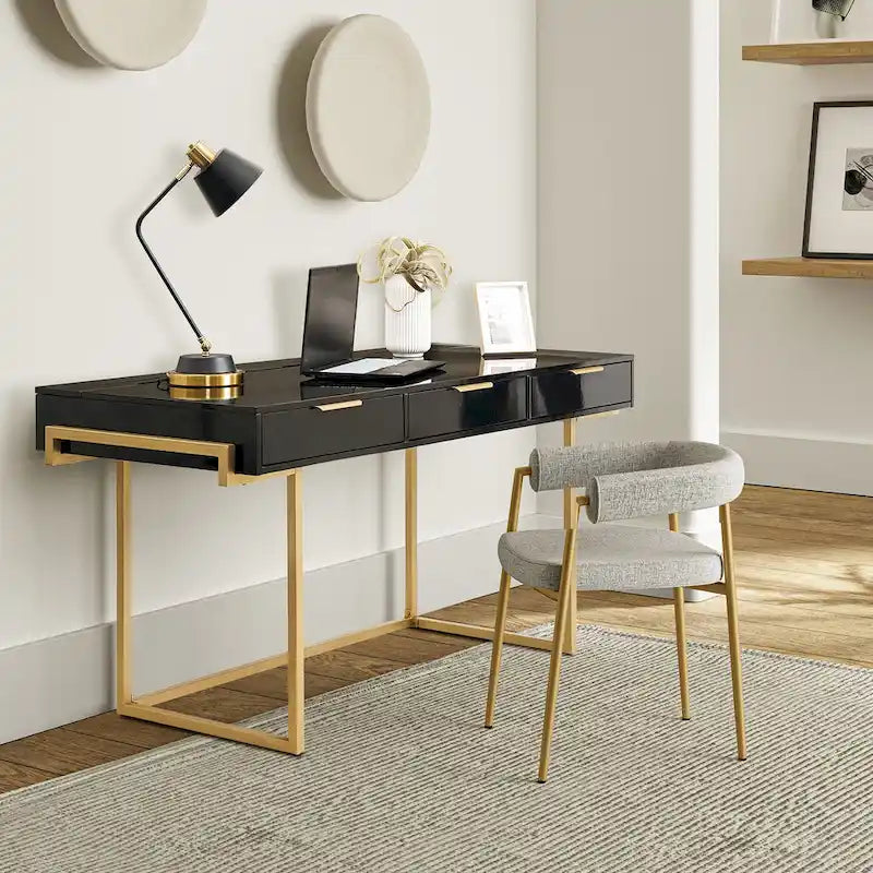 Bureau à 3 tiroirs Patricia Modern avec ports USB et prise par HULALA HOME