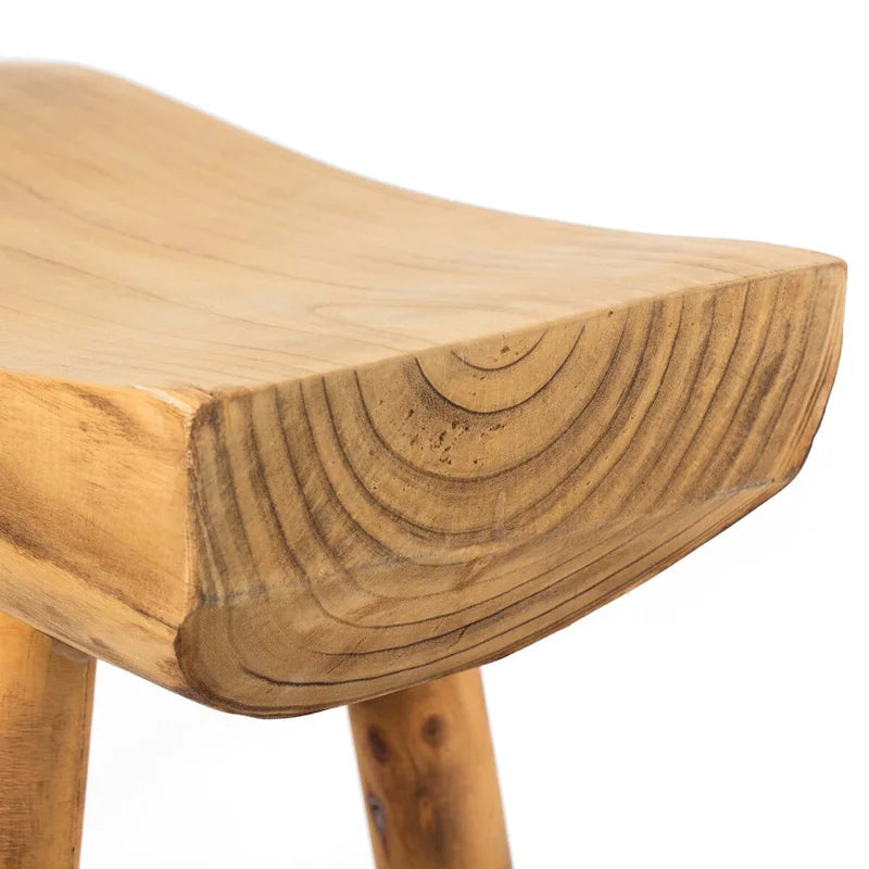 Banc d'entrée rustique en bois sculpté avec bord naturel et bûche décorative