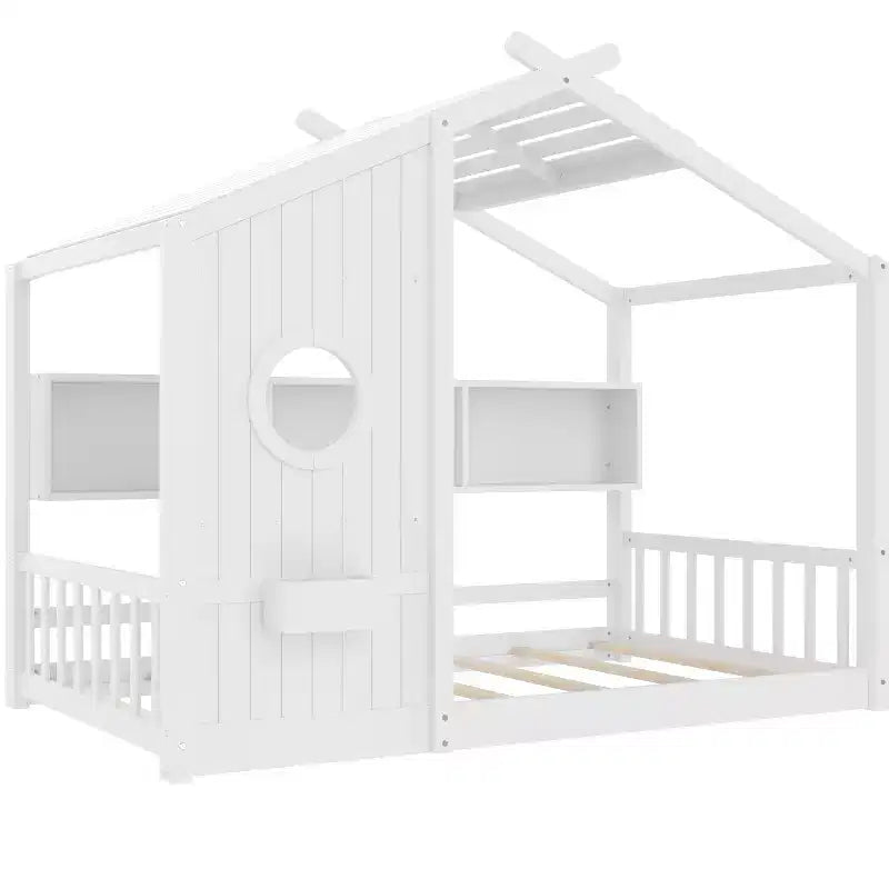 Lit cabane au sol avec étagères de rangement intégrées et toit en lattes