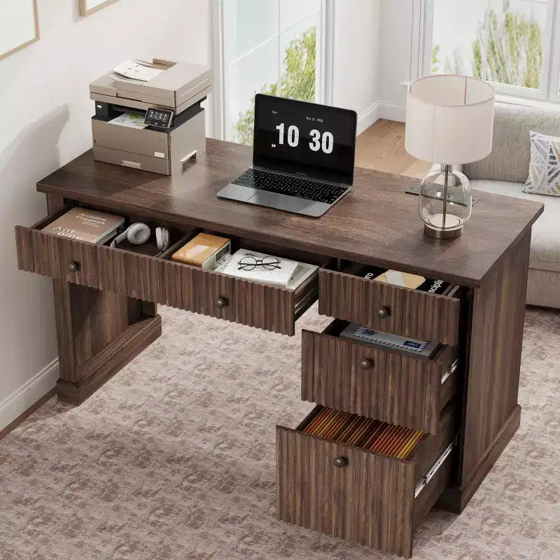 Meuble de rangement de bureau cannelé, bureau de direction moderne de 54 po avec station de recharge, bureau d'ordinateur en bois avec tiroirs classeurs pour bureau d'étude
